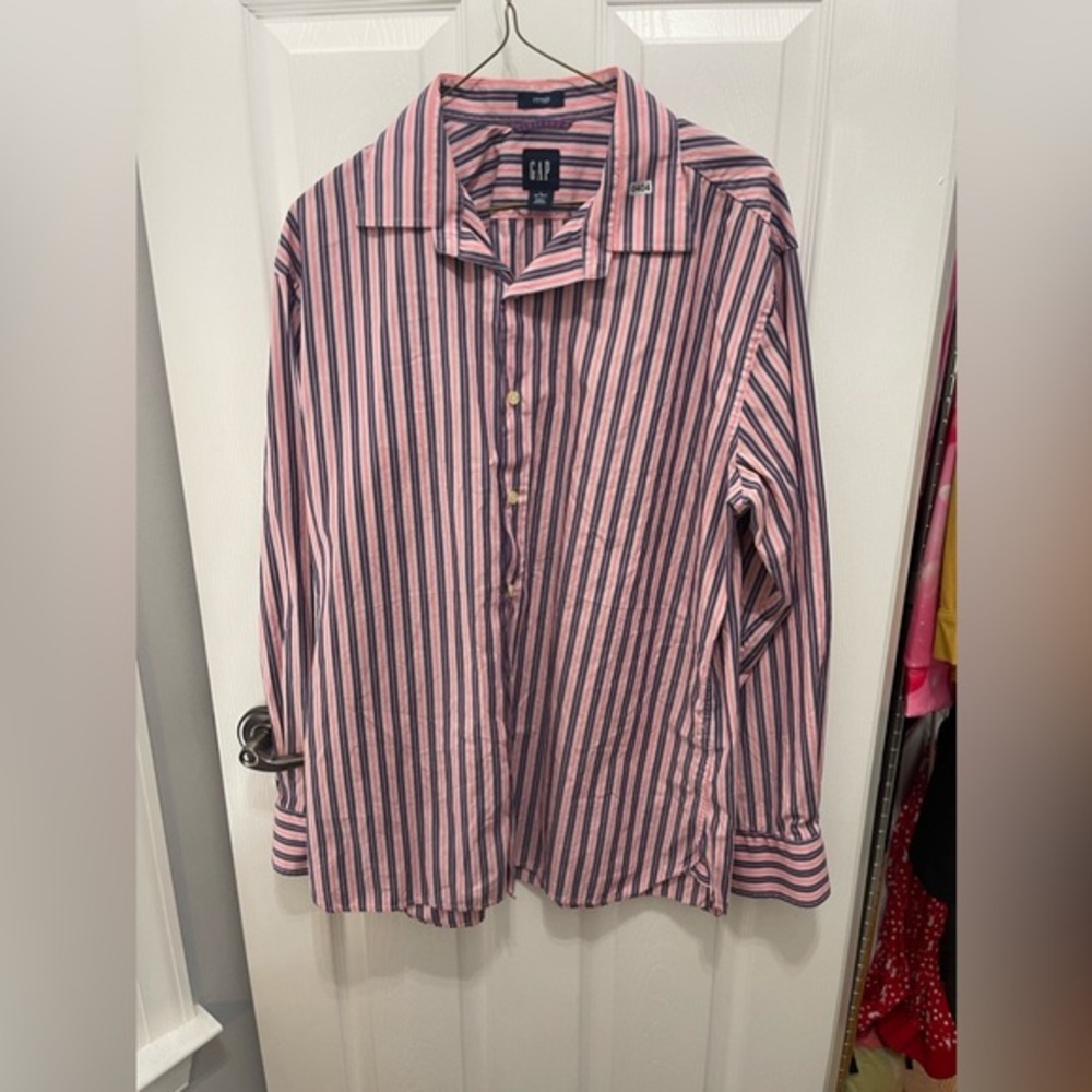 Gap men’s button down shirt large pink and blue  striped fitted
